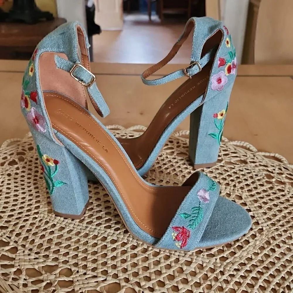 Shoe republic la light denim floral heels size 9